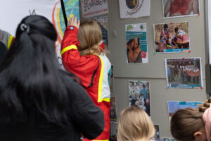Stellwand mit Fotos von Aktionen des Jugendrotkreuzes
