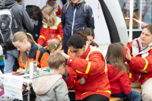 JRK-Mitglieder beim Kinderschminken