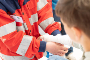 JRK-Mitglied wickelt einen Handverband