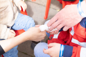 JRK-Mitglied wickelt einen Handverband